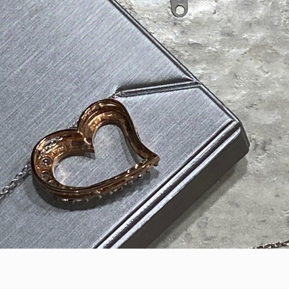 $150 EMT ๐โค๏ธpendant .25CT 10K Rose gold โค๏ธ and rose gold chain. Stamped 585 - Picture 12 of 15